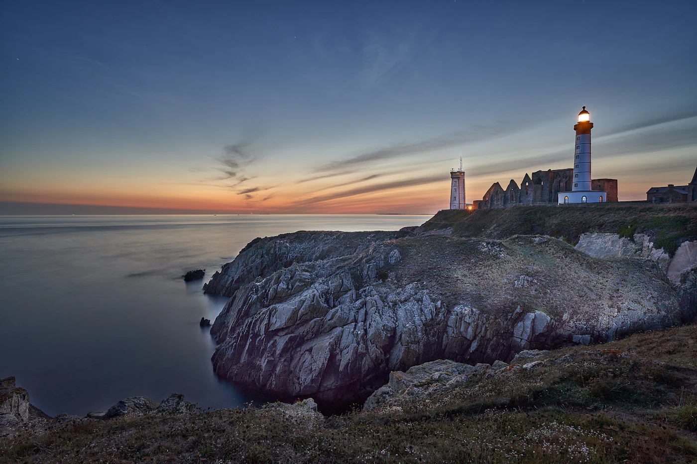 Le phare de la pointe Saint-Mathieu et les ruines de l'abbaye au crépuscule